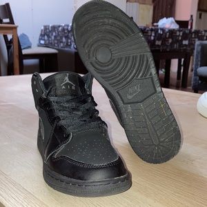 AirJordan mid triple black